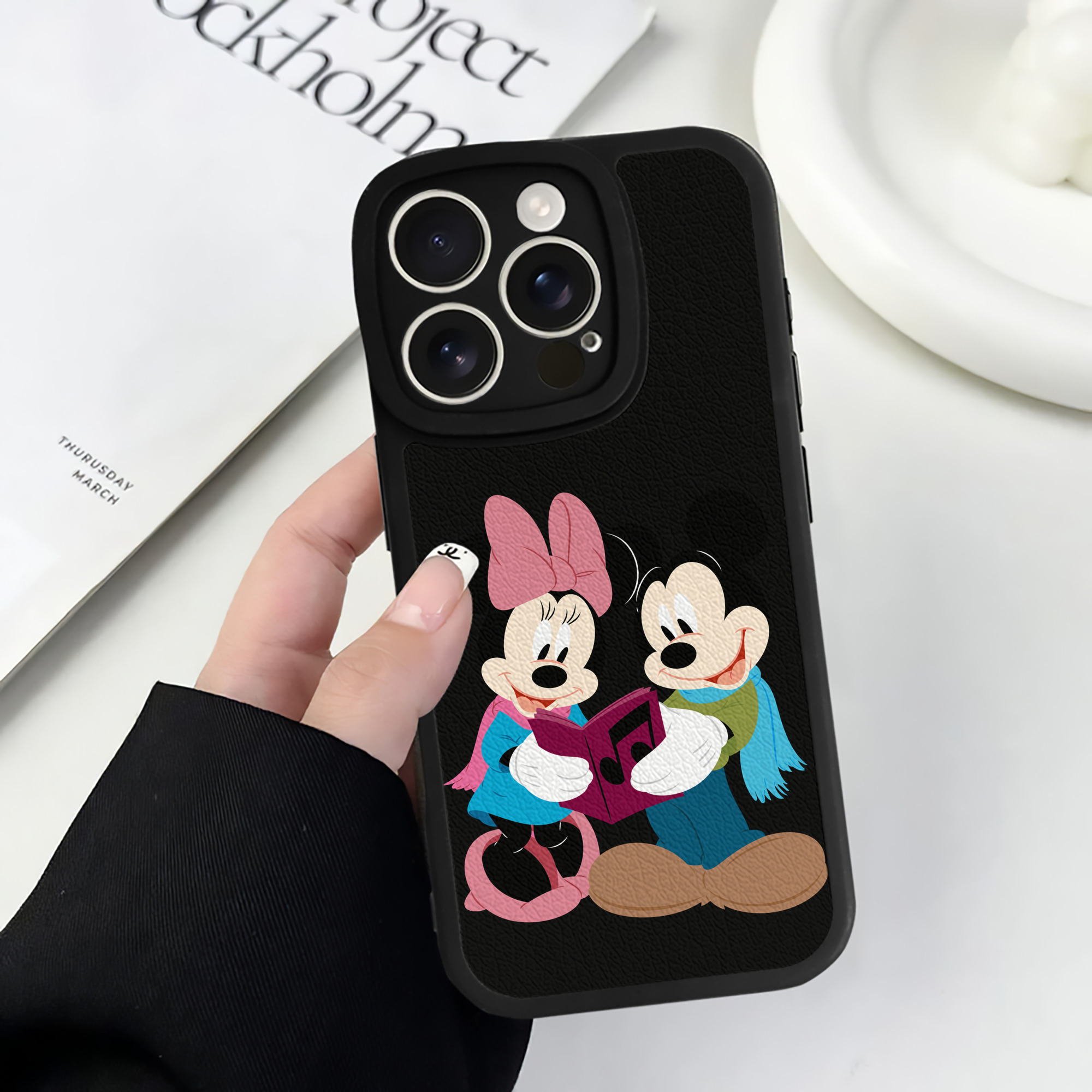 （画像用） ミッキーマウス Mickey Mouse 【iPhone 16シリーズ対応】シリコンスマホケース（レザー調） 材質：シリコン